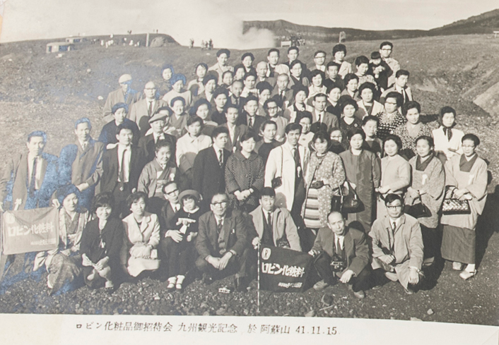 Black and white picture of Kitao Company staff, traveling in early era